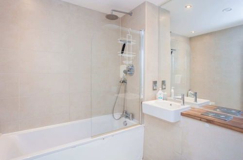 Foto 17 - Stunning Modern 1 Bedroom Apartment Near Canary Wharf