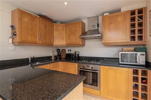 Photo 10 - ALTIDO Lovely 2bed House in Wandsworth w/ Backyard Patio