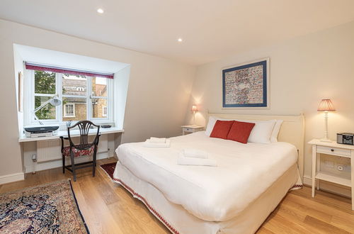 Photo 3 - ALTIDO Lovely 2bed House in Wandsworth w/ Backyard Patio