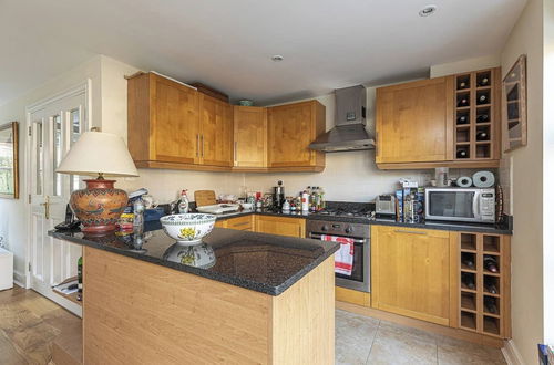 Foto 15 - JOIVY Lovely 2bed House in Wandsworth w/ Backyard Patio