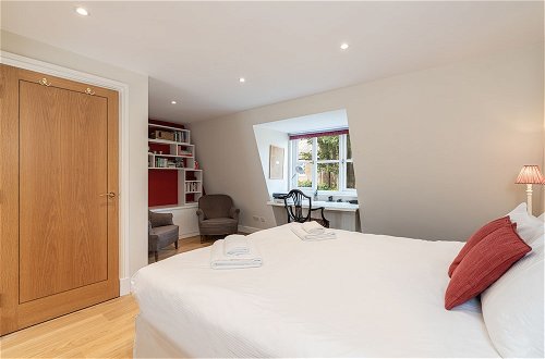 Photo 4 - ALTIDO Lovely 2bed House in Wandsworth w/ Backyard Patio