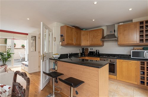 Photo 11 - ALTIDO Lovely 2bed House in Wandsworth w/ Backyard Patio