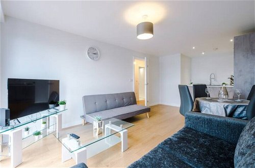 Photo 11 - ✰Spacious & Modern 2 Bed Apt, 5 Mins from Leeds