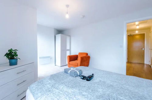 Photo 4 - ✰Spacious & Modern 2 Bed Apt, 5 Mins from Leeds