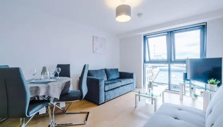 Photo 1 - ✰Spacious & Modern 2 Bed Apt, 5 Mins from Leeds