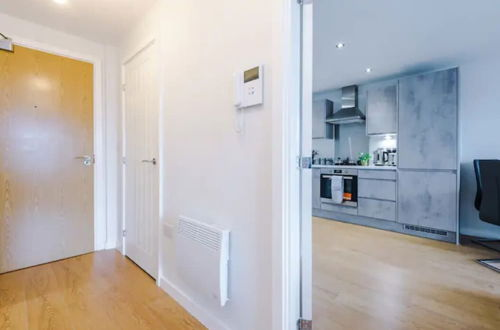 Photo 8 - ✰Spacious & Modern 2 Bed Apt, 5 Mins from Leeds