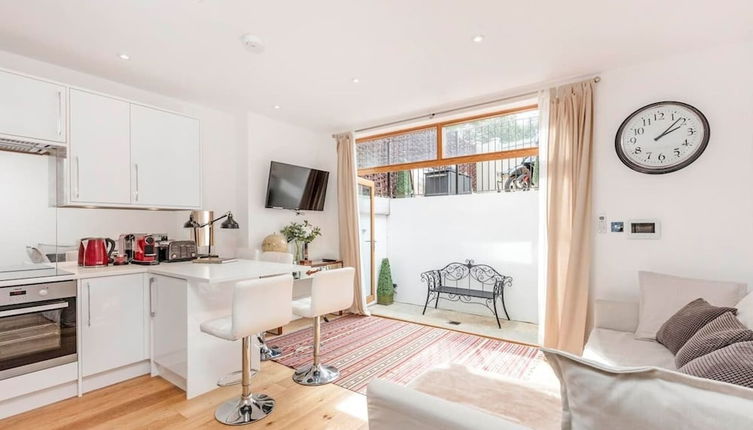 Photo 1 - 2 bed Garden Flat With air con by Fulham Broadway