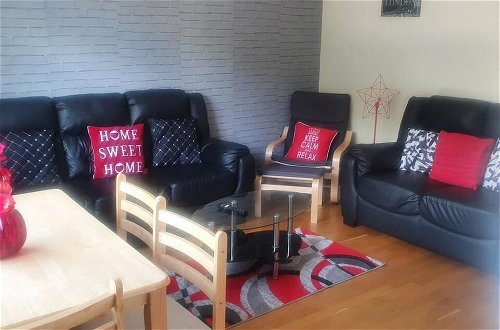 Photo 10 - Lovely 4-bed Apartment in Harrow