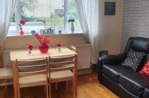 Photo 13 - Lovely 4-bed Apartment in Harrow