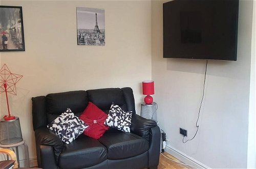 Photo 15 - Lovely 4-bed Apartment in Harrow