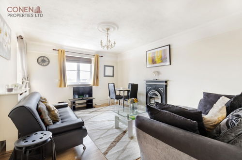 Photo 10 - Stunning 2-bed Apartment in Grays