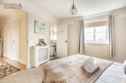 Photo 2 - Stunning 2-bed Apartment in Grays