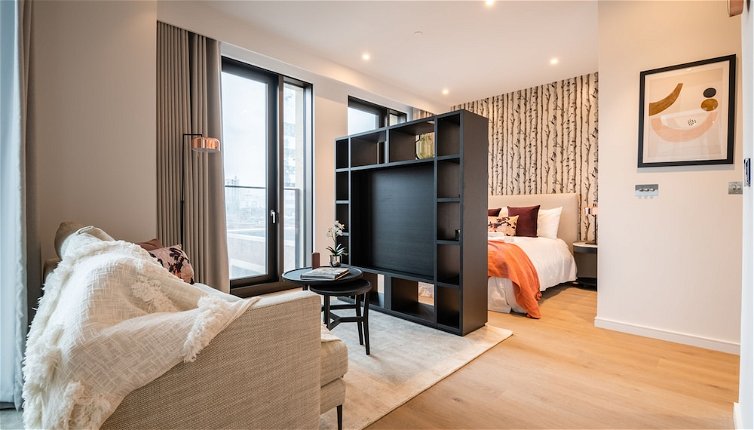 Photo 1 - Sensational Studio Apartment in Londons Vibrant Canary Wharf