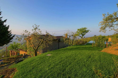 Photo 28 - Scenic Villa in Castiglion Fiorentino With Pool