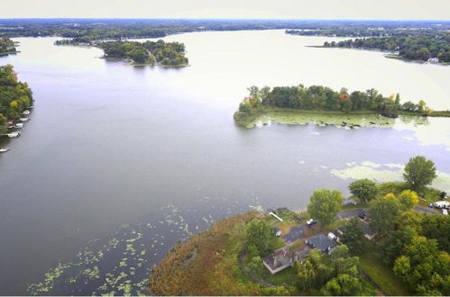 Photo 20 - 3-Bedroom Lakefront House