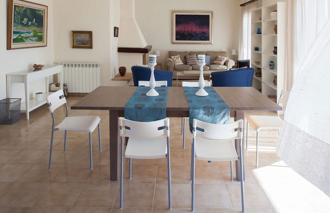 Absolute Villa by Stylish Stays - Photo 22