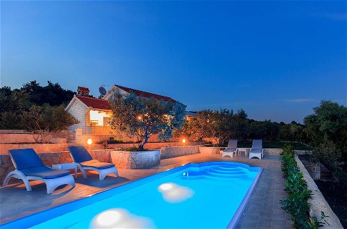 Foto 27 - Beachfront Luxury Villa w. Pool & Large Garden