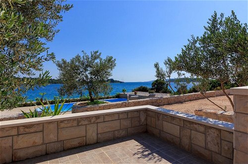 Foto 17 - Beachfront Luxury Villa w. Pool & Large Garden
