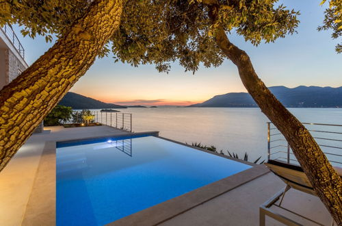 Foto 17 - Beachfront Villa Poseidon with Heated Pool