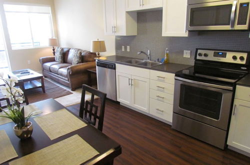 Photo 3 - Apartment with Full Amenities - Miracle Mile