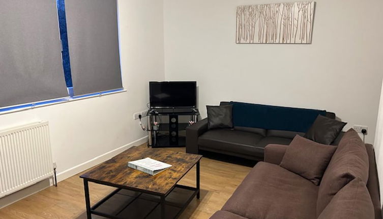 Photo 1 - Large Shoreditch, Hoxton 3-bed Garden Flat