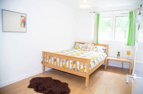 Photo 11 - Large Shoreditch, Hoxton 3-bed Garden Flat