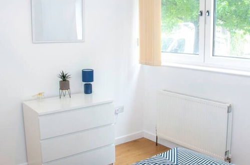 Foto 7 - Large Shoreditch, Hoxton 3-bed Garden Flat