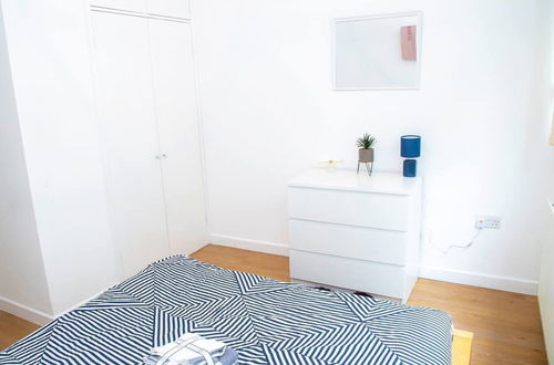 Photo 2 - Large Shoreditch, Hoxton 3-bed Garden Flat