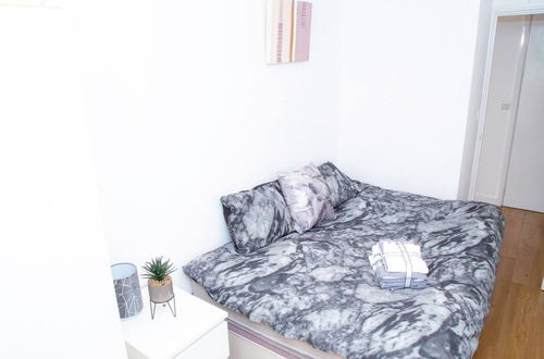 Photo 3 - Large Shoreditch, Hoxton 3-bed Garden Flat