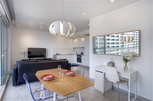 Foto 21 - Modern Seaview Apartment In a Prime Location