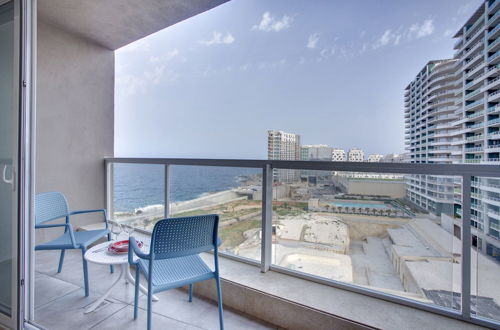 Foto 18 - Modern Seaview Apartment In a Prime Location