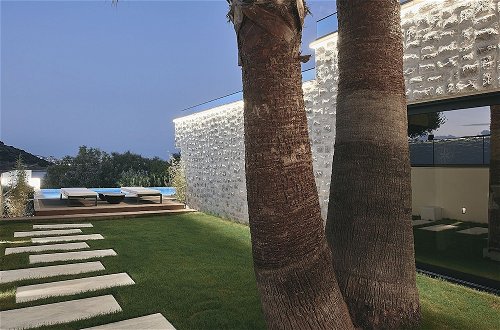 Foto 11 - Beachfront Luxurious Villa w Private Heated Pool
