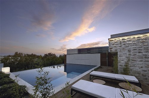 Foto 27 - Beachfront Luxurious Villa w Private Heated Pool