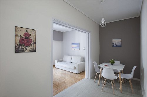 Foto 5 - Zan Moreas A Simple & Minimal Apartment