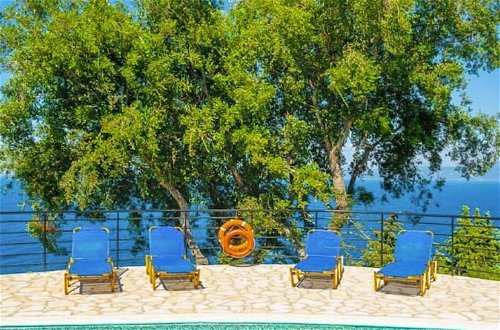 Foto 8 - Villa Nefeli Large Private Pool Walk to Beach Sea Views A C Wifi Car Not Required - 2295