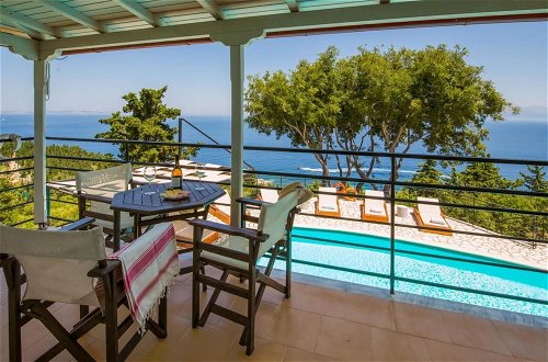 Foto 27 - Villa Nefeli Large Private Pool Walk to Beach Sea Views A C Wifi Car Not Required - 2295