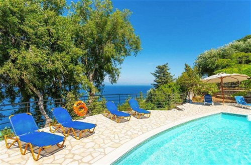 Foto 9 - Villa Nefeli Large Private Pool Walk to Beach Sea Views A C Wifi Car Not Required - 2295