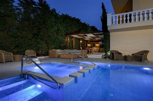 Photo 28 - Peaceful Villa With Private Heated Pool Jacuzzi