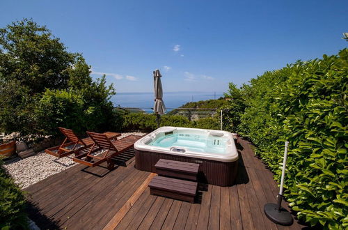 Foto 6 - Luxurious Holiday Home in Makarska with Hot Tub