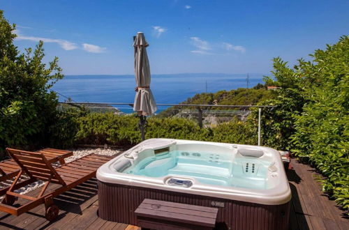 Foto 11 - Luxurious Holiday Home in Makarska with Hot Tub