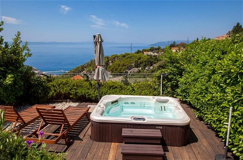 Foto 8 - Luxurious Holiday Home in Makarska with Hot Tub