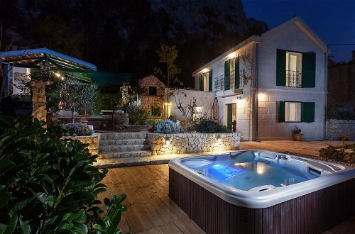 Photo 1 - Luxurious Holiday Home in Makarska with Hot Tub