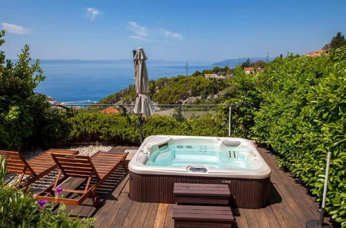 Foto 12 - Luxurious Holiday Home in Makarska with Hot Tub