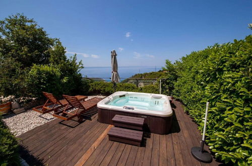 Photo 10 - Luxurious Holiday Home in Makarska with Hot Tub