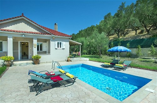 Foto 17 - Zante Luxurious Villa-Private Heated Pool & Big Garden
