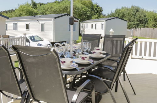 Photo 18 - Jonstone Pines Lodge at Cayton Bay Holiday Park