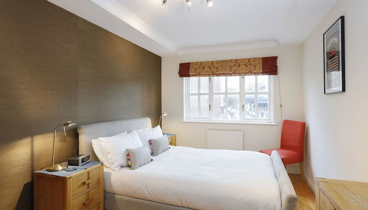 Photo 1 - JOIVY Calm 2BR Apt w Parking & Patio, near London Eye