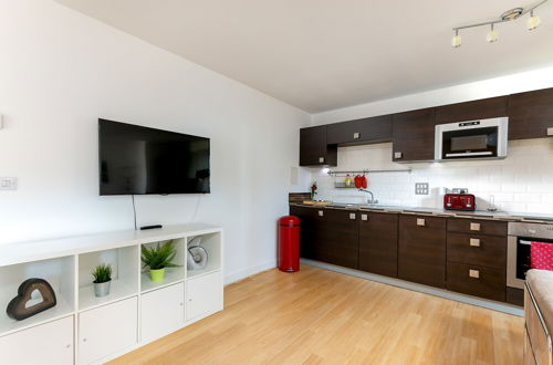 Photo 16 - Bright Comfy 2 bed in trendy Dalston