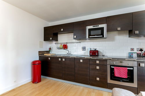 Photo 15 - Bright Comfy 2 bed in trendy Dalston