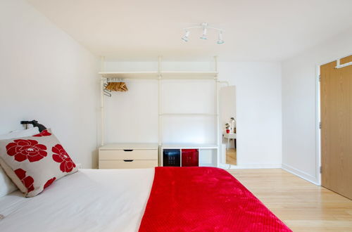 Photo 2 - Bright Comfy 2 bed in trendy Dalston